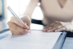 Certains documents sont indispensables à la signature du contrat de vente d'un logement neuf. © whyframeshot Quels documents peut-on vous demander lors de la signature du contrat de vente de votre logement neuf ?